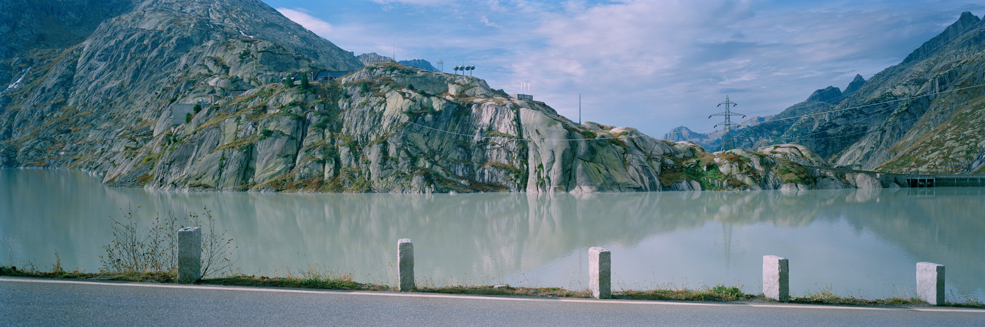 Passi alpini, Alpi, Svizzera, Italia, Austria, Germania, natura, paesaggi, passi, strade, pietre, montagne, prati, verde, erba, aria di montagna, blu, cielo, Grimsel, Grimselpass, Grimselstausee, serbatoio, catenaria