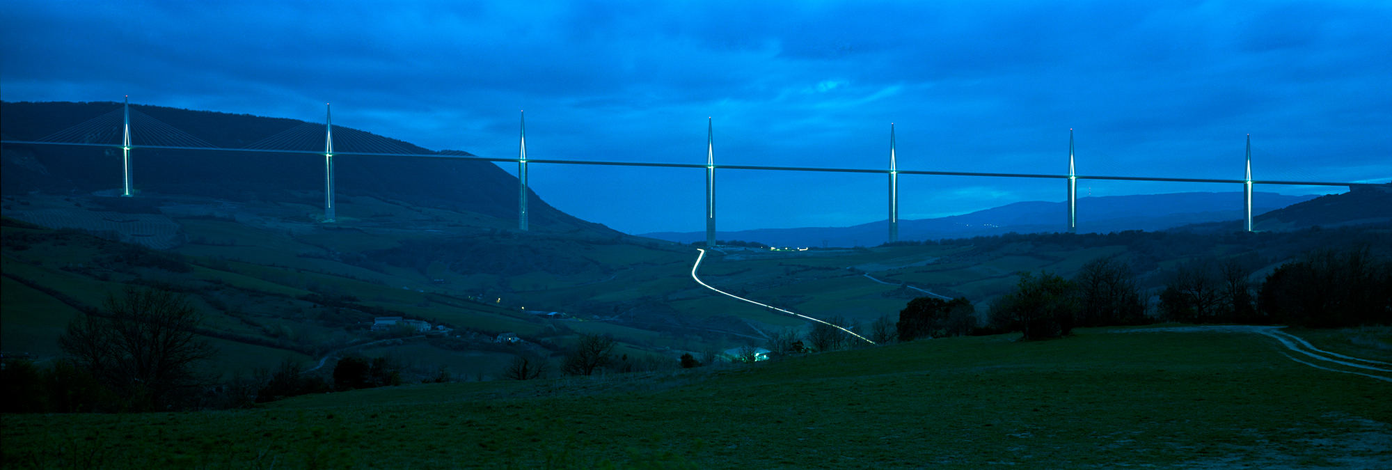 O Viaduc de Millau é a ponte estaiada mais longa do mundo e a estrutura mais alta da França. Esta maravilhosa fotografia arquitetônica de uma ponte de Markus Bollen foi realmente criada como um trabalho encomendado.