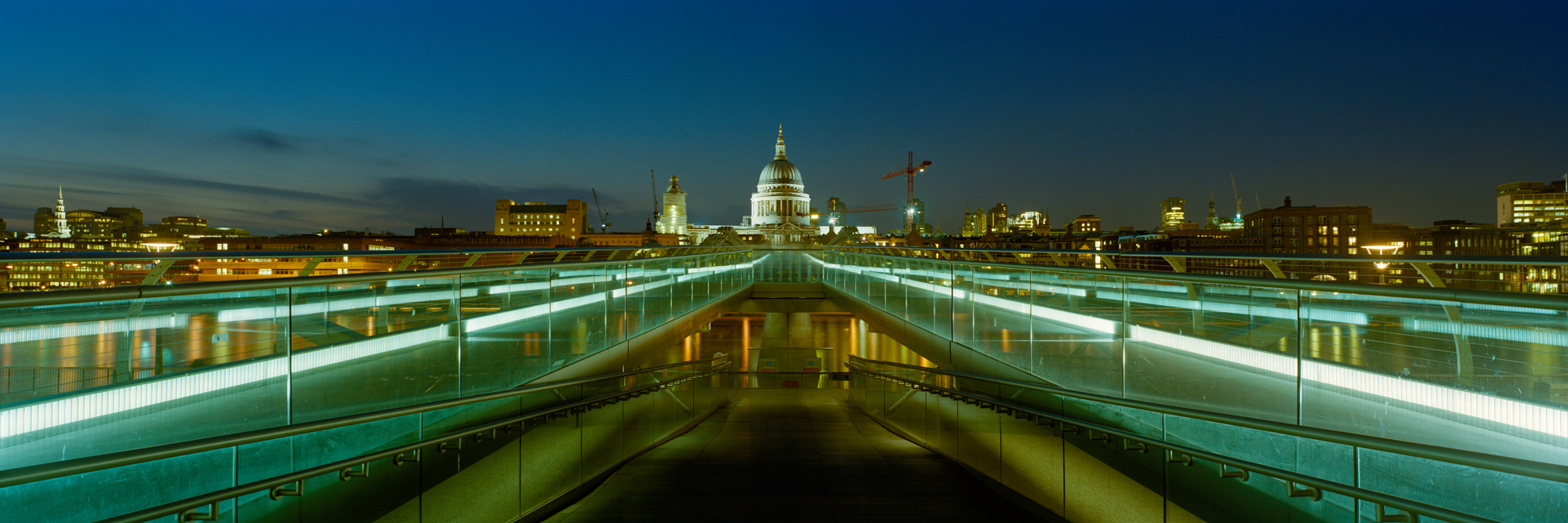 A Millennium Bridge em Londres foi inaugurada em 2000 e fotografada pouco depois pelo artista Markus Bollen com sua câmera panorâmica.