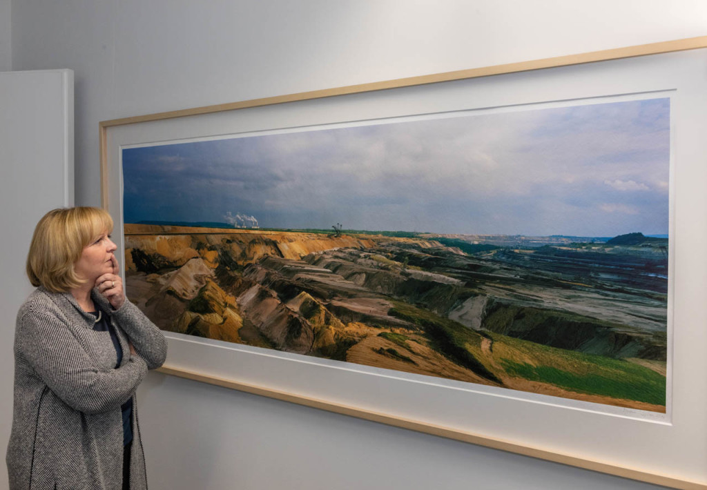 Besuch von Ministerpräsidentin Hannelore Kraft im Stadttor Düsseldorf in der Ausstellung von Markus Bollen beri Mc Dermott Will & Emery Kto: IBAN: DE16 6609 0800 0009 1474 38, BIC: GENODE61BBB ; Ust-ID: DE 121 984 724 ; Jegliche Nutzung des Fotos nur gegen Honorar zzgl. der gesetzlichen MwSt., vollstaendiger Namensnennung nach Paragraph 13 UrhG und Zusendung von zwei Belegexemplaren. Das Nutzungshonorar richtet sich nach den aktuellen Bildhonoraren der MFM des BVPA. For any usage other than editorial, please contact photographer. ; Attention: NO MODEL-RELEASE! [#0,26,121#] Generell darf mein Material nicht fuer Verwendungen benutzt werden, die verfassungsfeindliche Organe, Vereinigungen oder deren Positionen foerdern oder das Motiv mit solchen Themen in Verbindung bringen. Fuer bestimmte Verwendungen im Zusammenhang mit sensiblen Themen benoetigen Sie eine schriftliche Zustimmung fuer die Verwendung des Bildes: Verwendungen, die eine Verbindung zu Produkten, natuerlichen oder juristischen Personen herstellen oder foerdern, die einer solchen Verwendung nicht zugestimmt haben bzw. diese diffamieren oder herabwuerdigen und bei Themen wie Sex, Empfaengnisverhuetung, Missbrauch, Gewalt in der Familie, koerperlicher oder geistiger Behinderung, Krankheit, Krebs, Aids, Drogenmissbrauch, Alkohol, Zigaretten oder Aehnlichem. Bei Nutzung fuer Werbung Honorar mit Autor vereinbaren, Model Release vor Nutzung abklaeren, Hoehere Aufloesung, Alternativen oder Originaldia beim Autor; Verwendung des Bildes ausserhalb journalistischer Berichterstattung bedarf besonderer schriftlicher Vereinbarung.